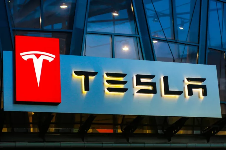 Tesla detendrá la producción