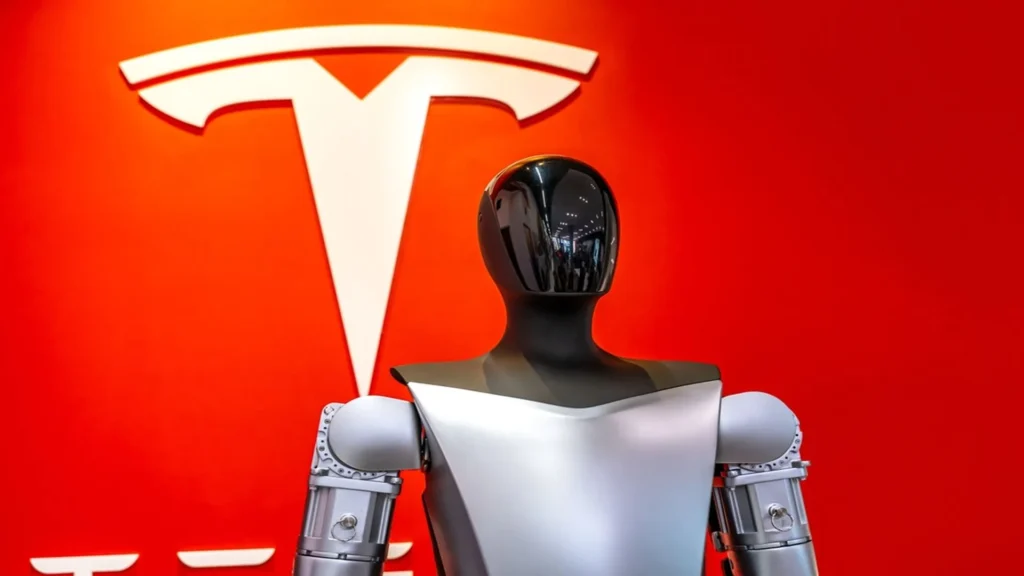 Tesla is hiring people.Tesla está contratando personas para entrenar a su robot humanoide Optimus