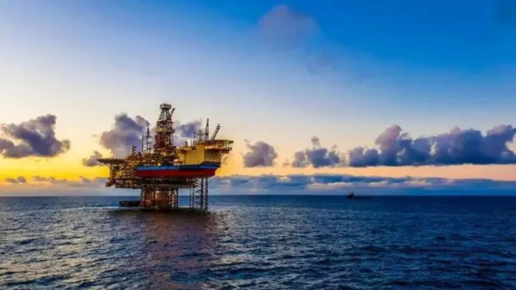 Plataforma petrolera offshore vinculada a la exploración de Tetragon Energy en aguas de Filipinas.