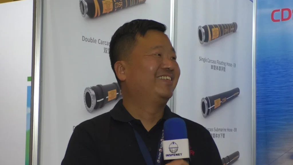 Tony Zhou, gerente comercial y de producto de Jiangsu CDSR Technology Co., durante una entrevista en el evento SLOM 2025, hablando sobre la expansión de la compañía en el mercado latinoamericano.