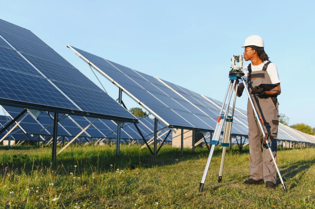 Técnico inspecciona un parque solar vinculado a la estrategia renovable de TotalEnergies en Europa.