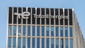TotalEnergies prevé mayores beneficios por el alza del petróleo
