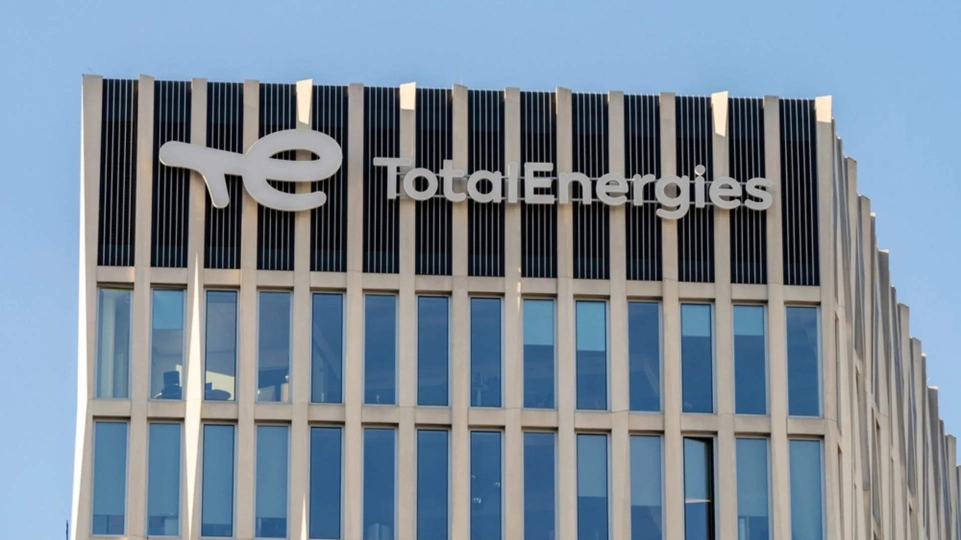 TotalEnergies prevé aumentar beneficios por el alza del petróleo