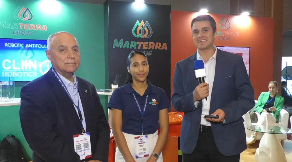 Representantes de Marterra Group e ISCO durante el evento SLOM 2025 en Panamá, donde compartieron experiencias sobre capacitación, equipamiento y mejores prácticas para el control de derrames de hidrocarburos.