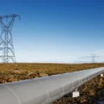 Tubería cerca de líneas eléctricas aéreas, que muestra un escenario de mitigación de CA para reducir los riesgos de tensión inducida.