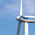 Turbina eólica Vestas con el logotipo de la compañía visible en la góndola.