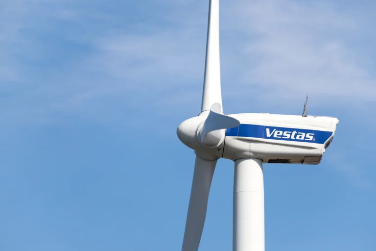 Turbina eólica Vestas con el logotipo de la compañía visible en la góndola.