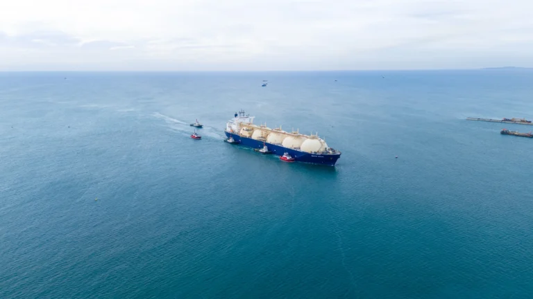 Buque metanero transporta GNL mientras los gas prices europeo suben por la tensión en el estrecho de Ormuz.