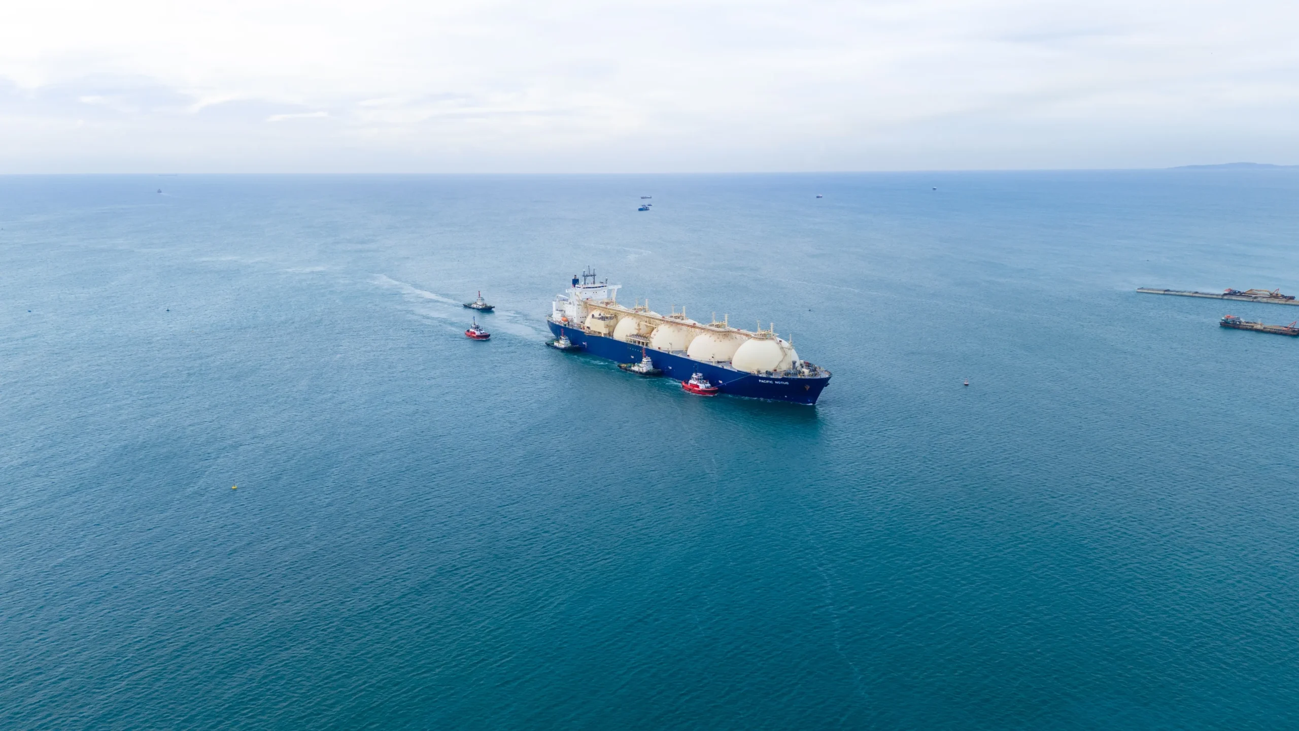 Buque metanero transporta GNL mientras los precios del gas europeo suben por la tensión en el estrecho de Ormuz.