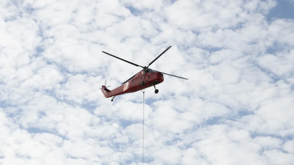Helicóptero retirando artefacto histórico en instalaciones del Centro Armstrong