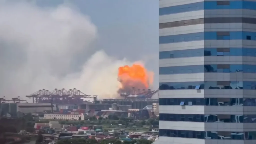 Una gran explosión en buque portacontenedores en el puerto