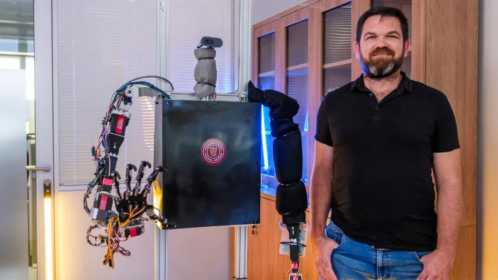 Universidad revela un innovador humanoide de altura completa