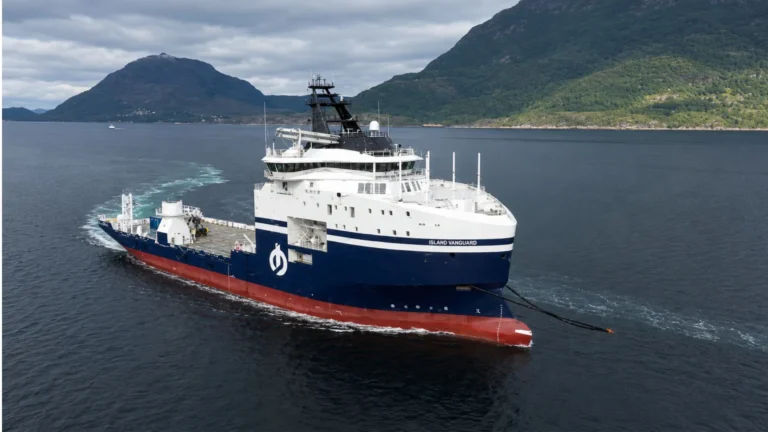 Buque Island Vanguard de Island Offshore navegando en Noruega como referencia del futuro Island Evolution.