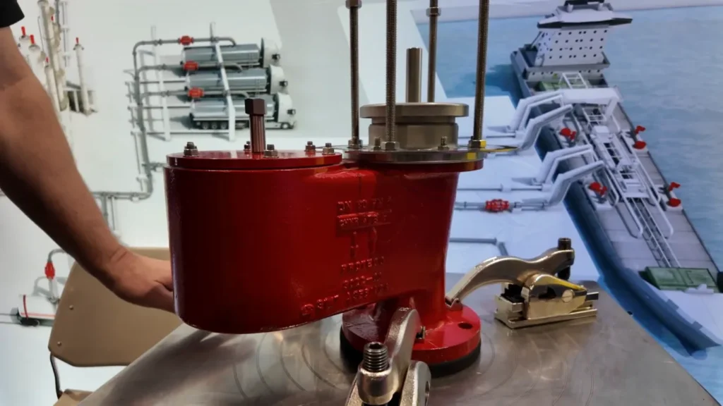 Válvula de presión y vacío de PROTEGO® sobre una mesa de exhibición técnica.