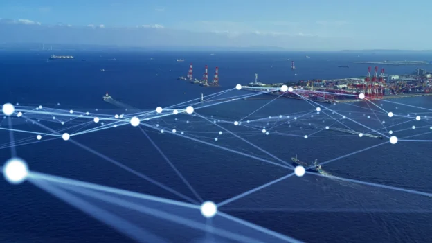 Vista aérea de un puerto con conexiones digitales superpuestas que representan la interconectividad y la recopilación de datos en tiempo real para optimización operativa.