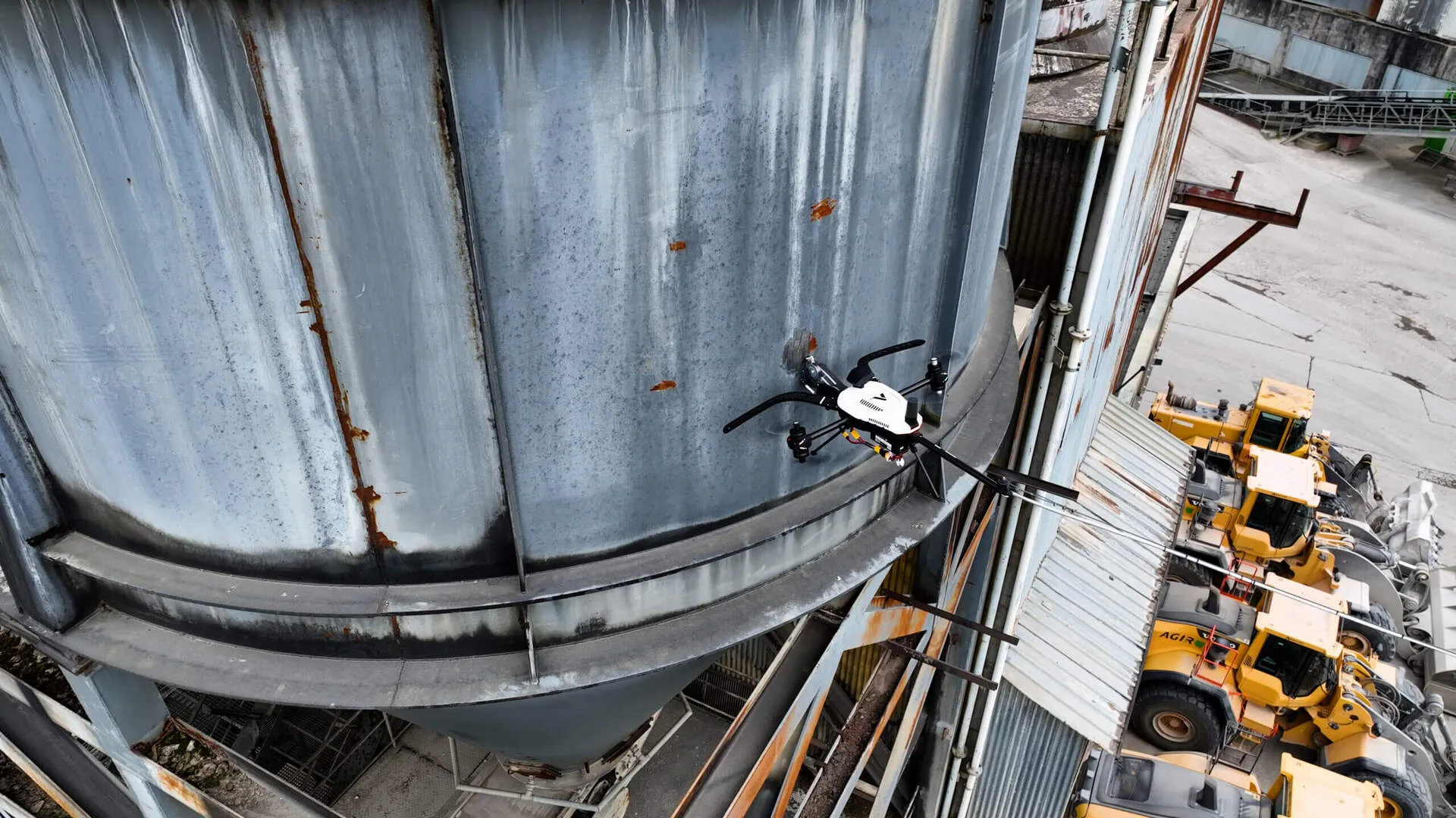 Voliro utilizó el dron Voliro T para reparar corrosión en un silo de acero