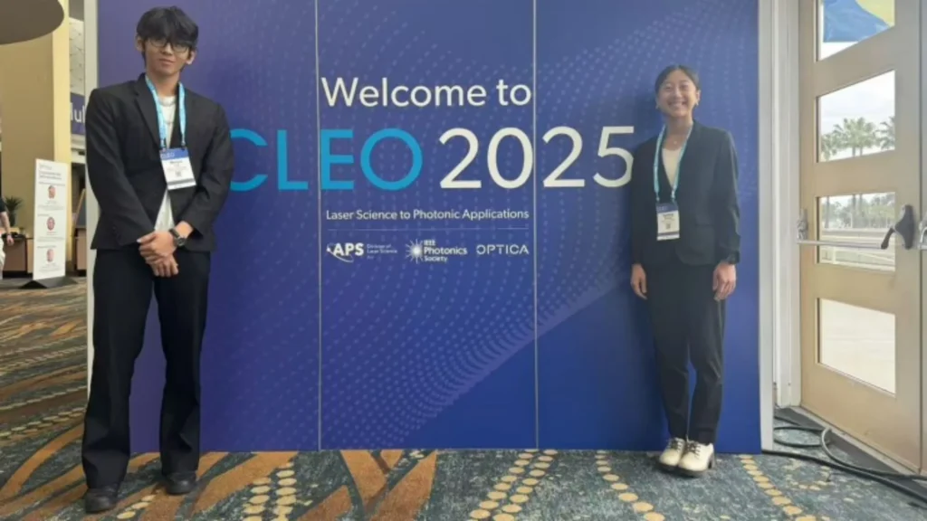 Wenyu Liu y Moe Zhang en la conferencia CLEO 2025