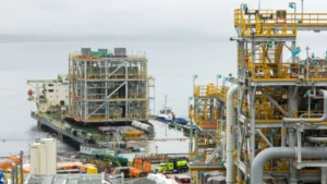Woodfibre LNG alcanza 65% de avance con la llegada de su módulo energético clave