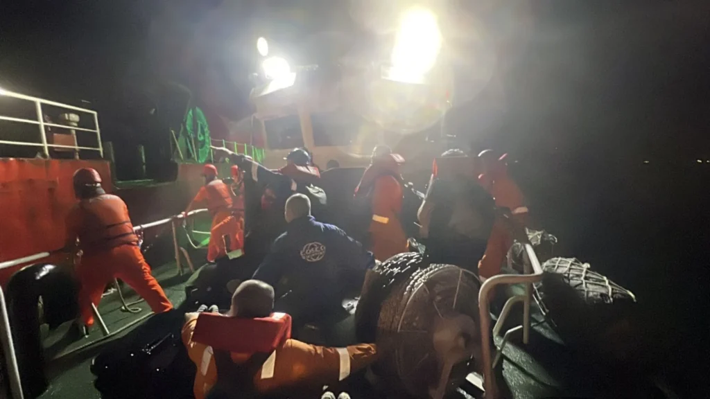El barco chino con grúas encalla