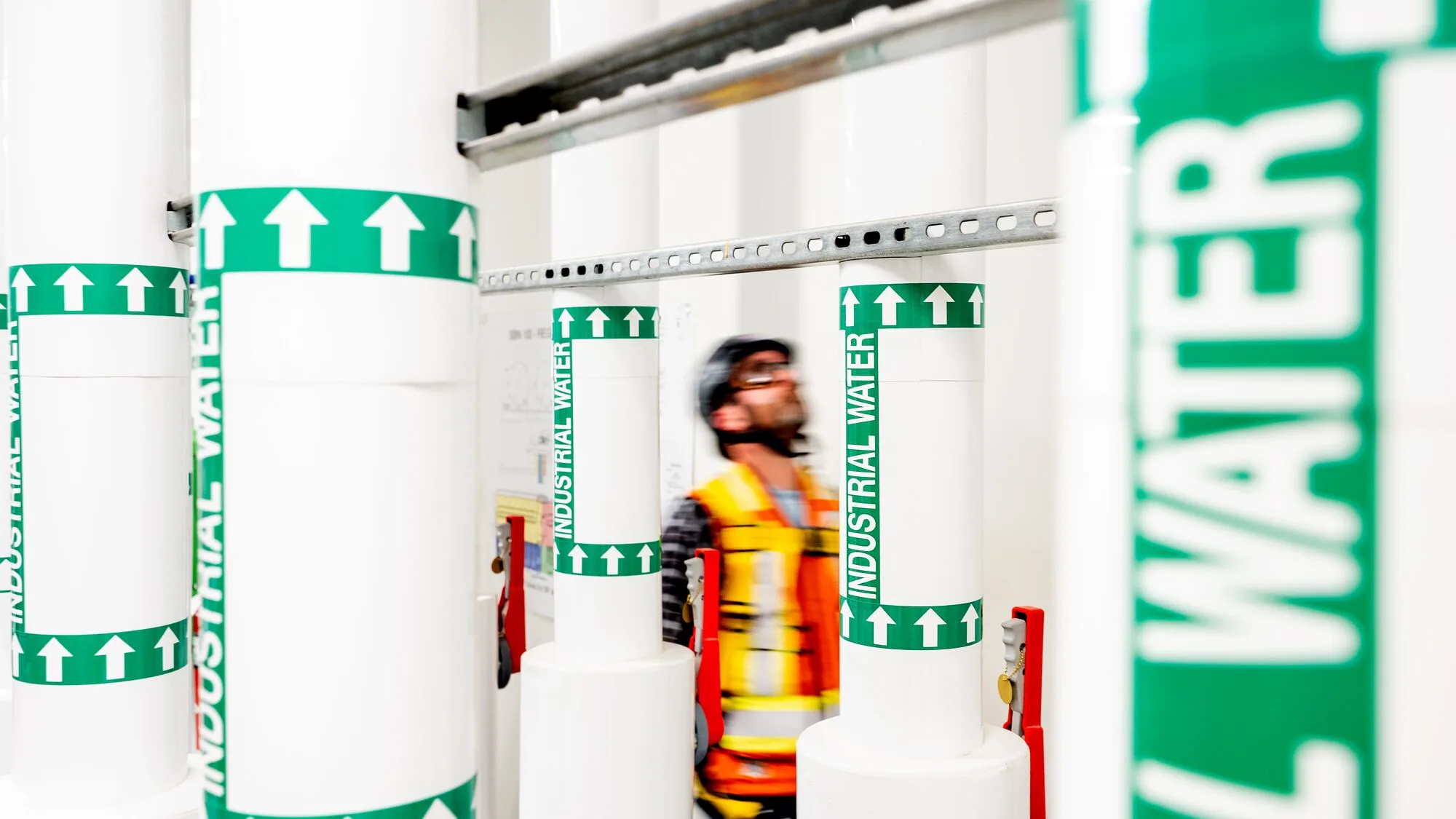 Centro de datos de Amazon con sistema de agua industrial para mejorar la eficiencia hídrica y reducir el consumo de agua.