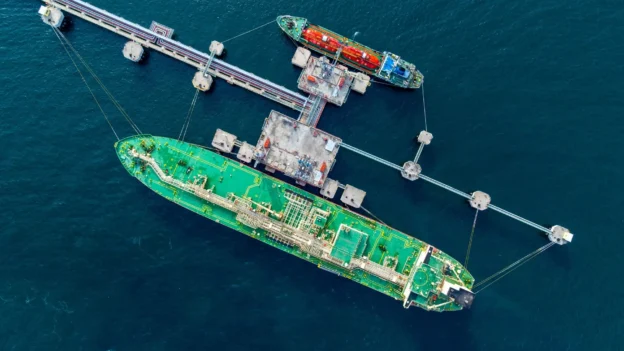 Buques Suezmax en operación de carga en puerto