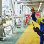 Técnicos de Aker Solutions inspeccionan instalaciones industriales como parte de servicios de ingeniería e integridad.