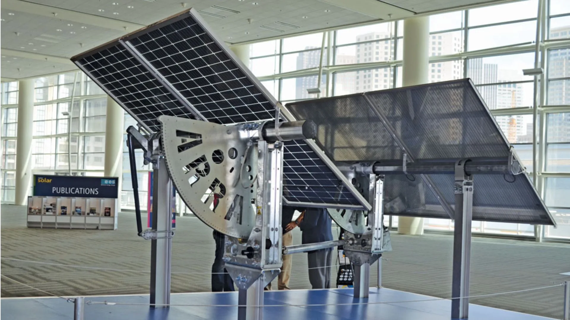 Array Technologies exhibe un sistema de seguidores solares para proyectos fotovoltaicos a gran escala.