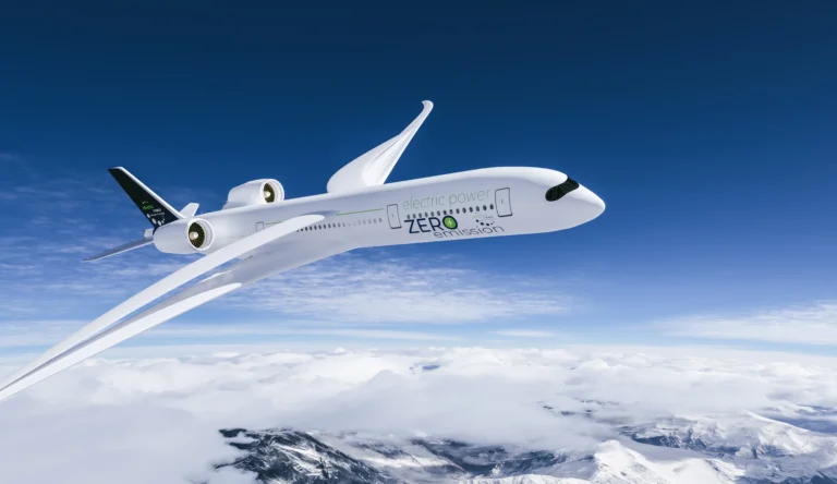 Avión eléctrico de electric aviation volando sobre nubes como ejemplo de la transición hacia nuevas tecnologías aeronáuticas.