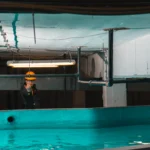 Técnico durante underwater testing en un tanque de ensayo de alta presión