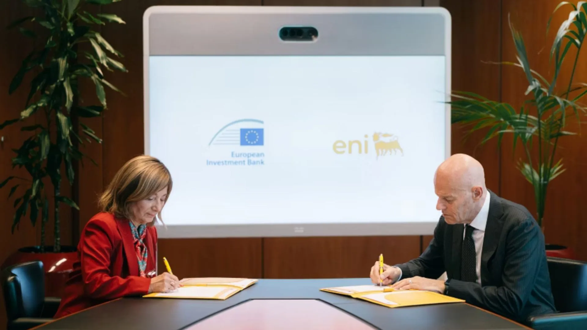 Firma del acuerdo entre BEI y Eni