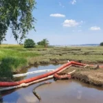 Barreras de contención durante operación de respuesta a derrames de petróleo