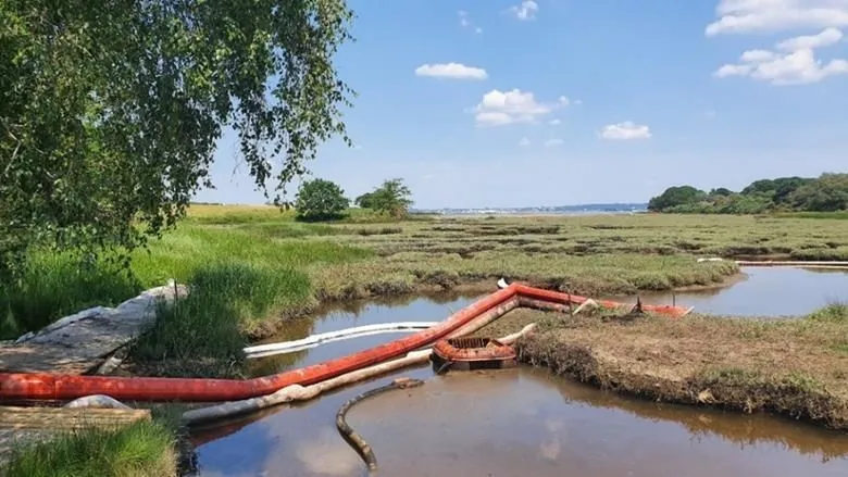 Barreras de contención durante operación de respuesta a derrames de petróleo