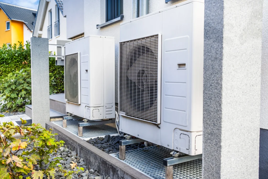 Bombas de calor instaladas en el exterior de viviendas residenciales para calefacción y refrigeración eficiente.