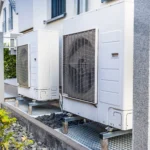 Bombas de calor instaladas en el exterior de viviendas residenciales para calefacción y refrigeración eficiente.