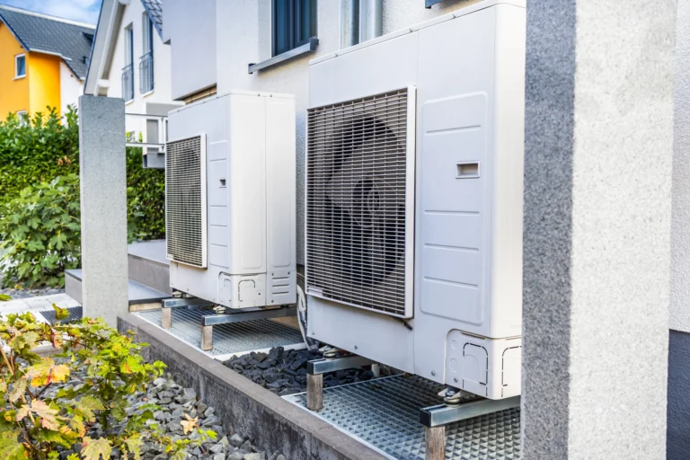 Heat pumps instaladas en el exterior de viviendas residenciales para calefacción y refrigeración eficiente.