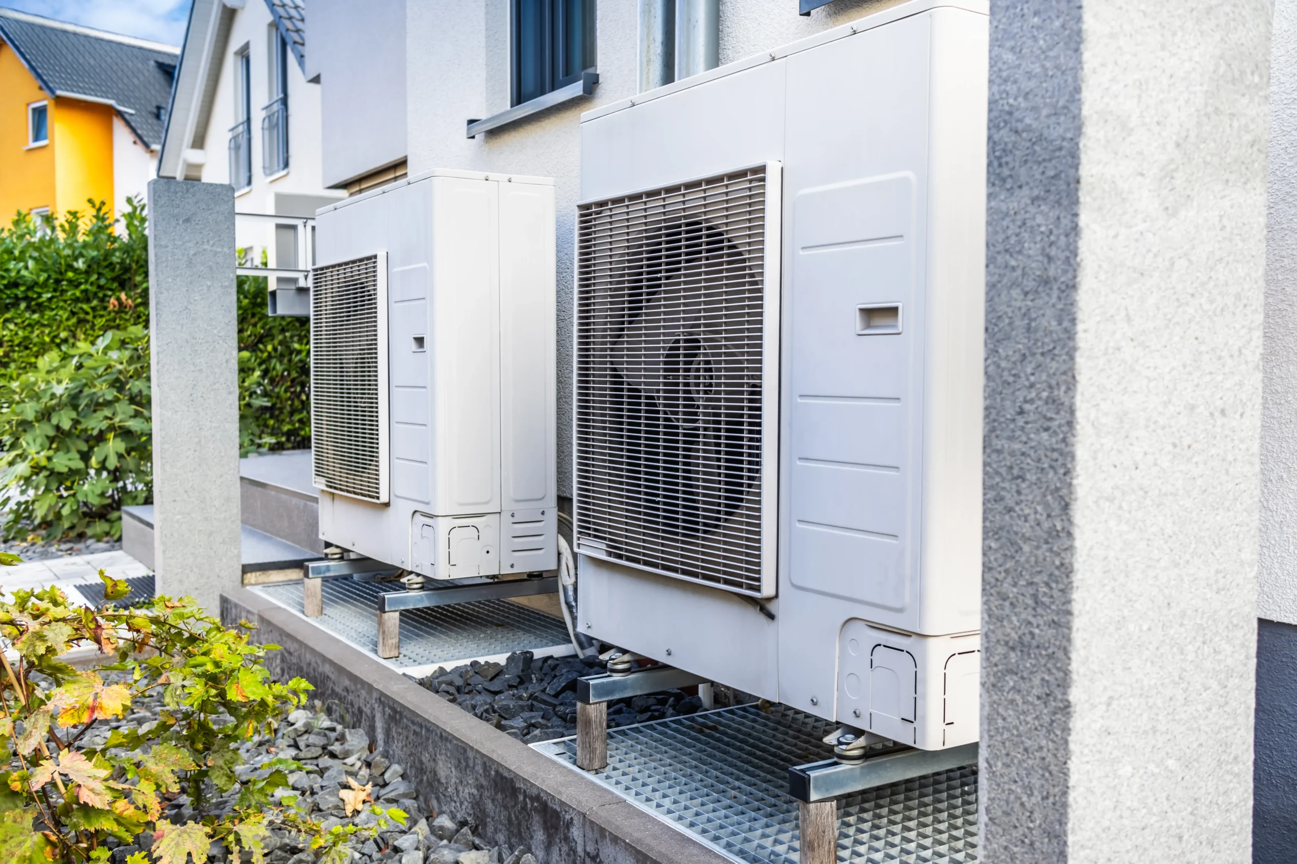 Bombas de calor instaladas en el exterior de viviendas residenciales para calefacción y refrigeración eficiente.