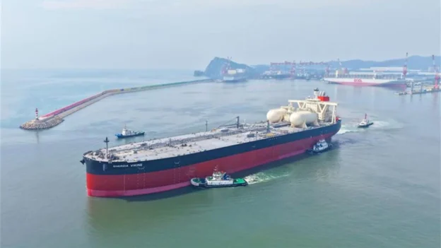 buque VLCC Energia Viking en el agua