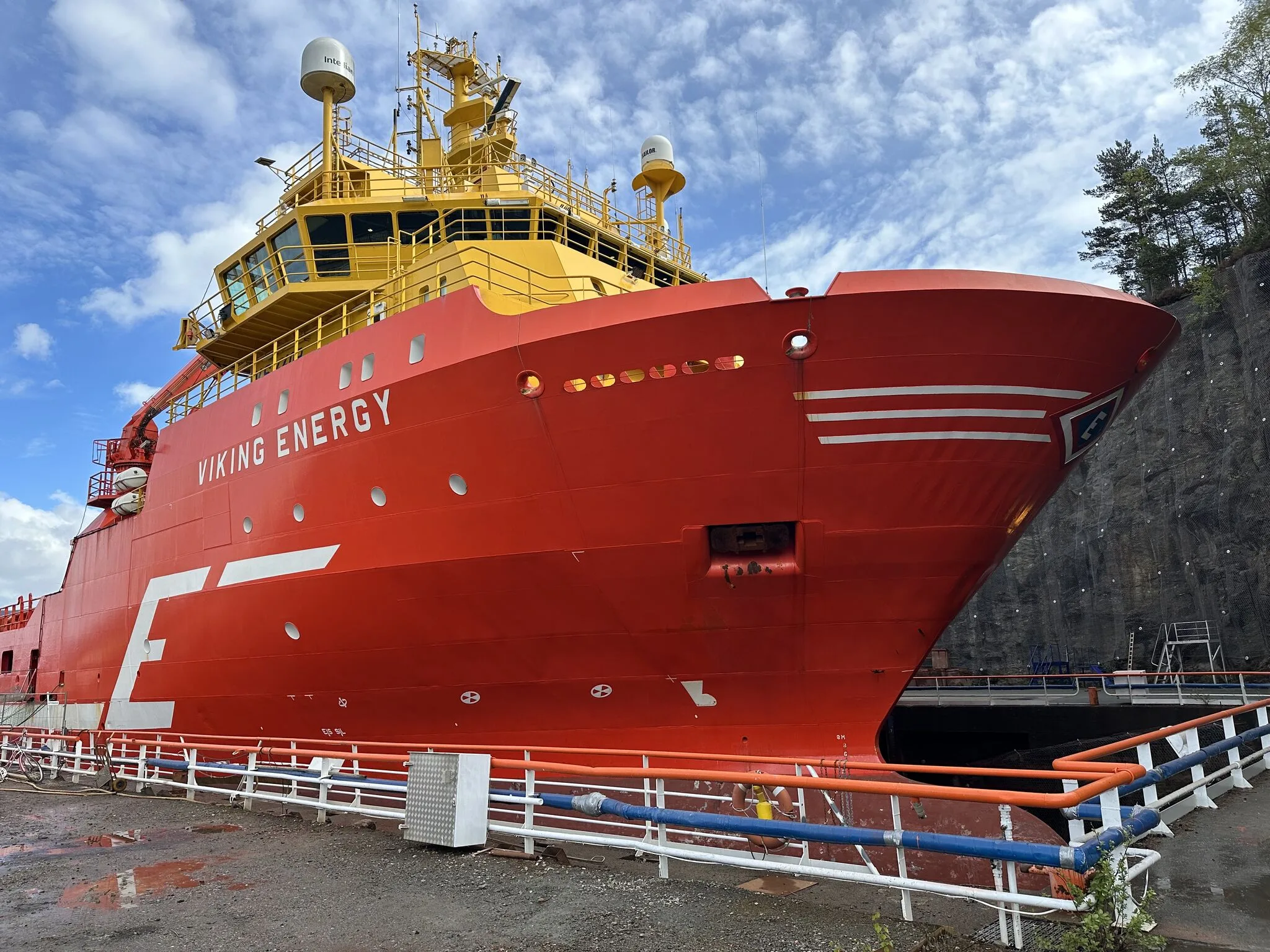 Buque offshore Viking Energy durante su conversión para operar con amoníaco en operaciones marítimas de bajas emisiones.