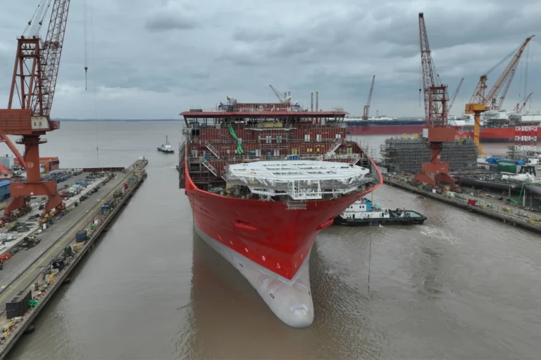 Vista frontal del buque cablero Fleeming Jenkin