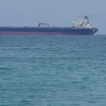 Buque petrolero navega por el Strait of Hormuz mientras continúan las exportaciones de petróleo y GNL desde Oriente Medio.
