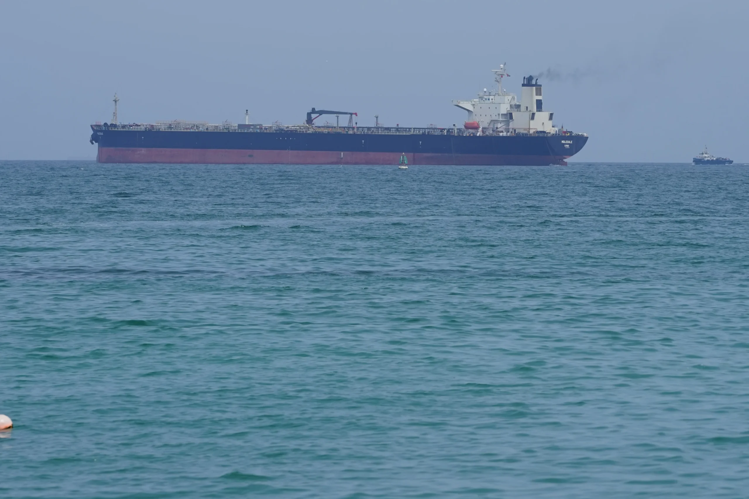 Buque petrolero navega por el Strait of Hormuz mientras continúan las exportaciones de petróleo y GNL desde Oriente Medio.