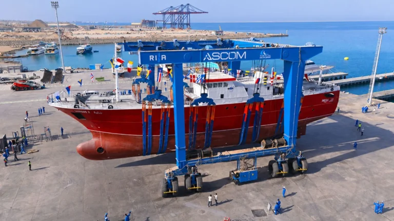Buques pesqueros REZK 2 y REZK 3 durante su botadura en el astillero South Red Sea Shipyard en Egipto.