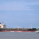 Buque petrolero vinculado al transporte marítimo mientras India restringe el envío de marineros al estrecho de Ormuz.