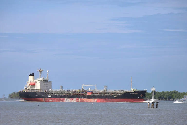 Buque petrolero vinculado al transporte marítimo mientras India restringe el envío de marineros al estrecho de Ormuz.