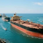 Buque petrolero transitando por el Estrecho de Ormuz