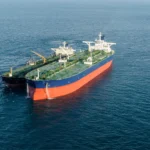 Buque petrolero tipo VLCC durante operaciones de oil exports en una ruta marítima del Golfo.