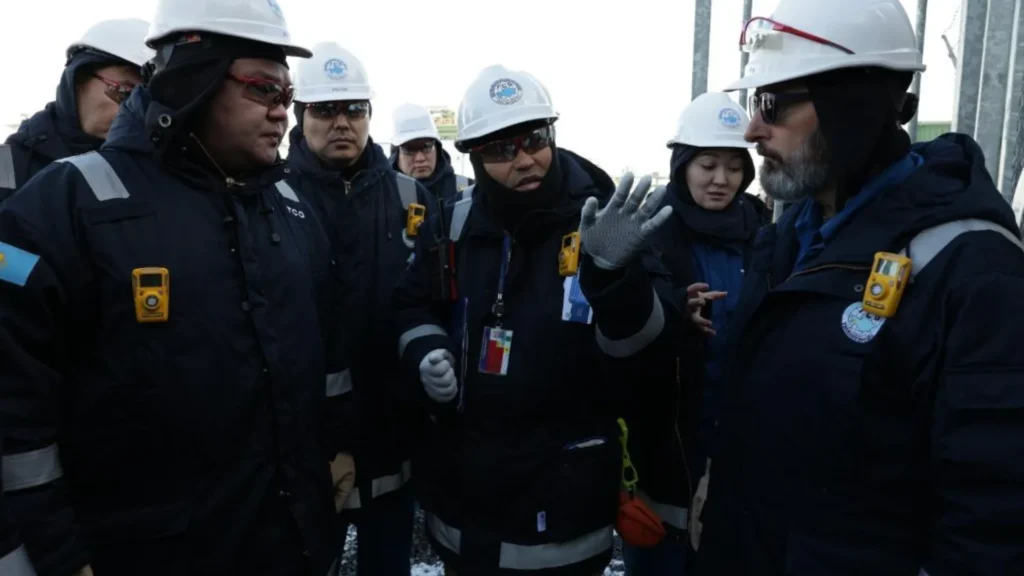 Equipo de inspección en el campo petrolero Tengiz