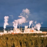 Instalación petrolera en Alberta vinculada al crecimiento de Tamarack Valley en Clearwater.