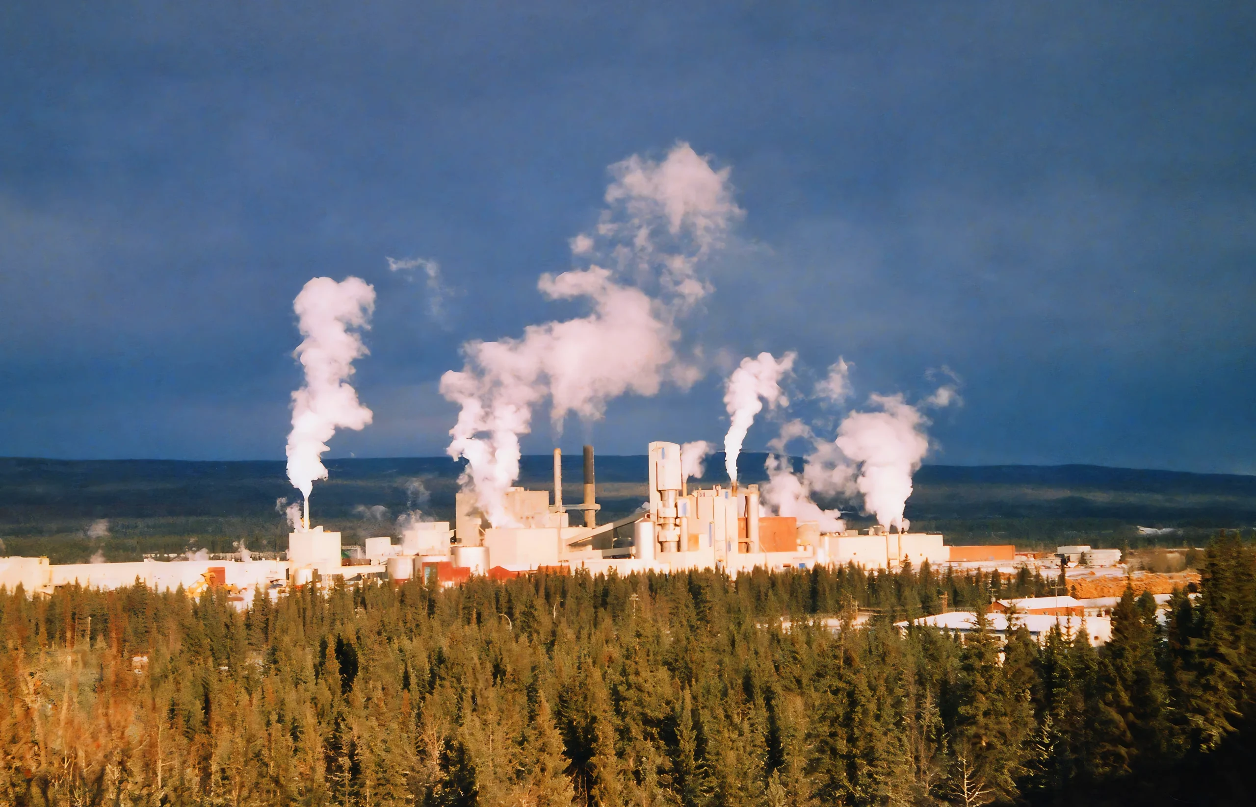 Instalación petrolera en Alberta vinculada al crecimiento de Tamarack Valley en Clearwater.