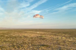 Cápsula de carga del New Shepard desendiendo